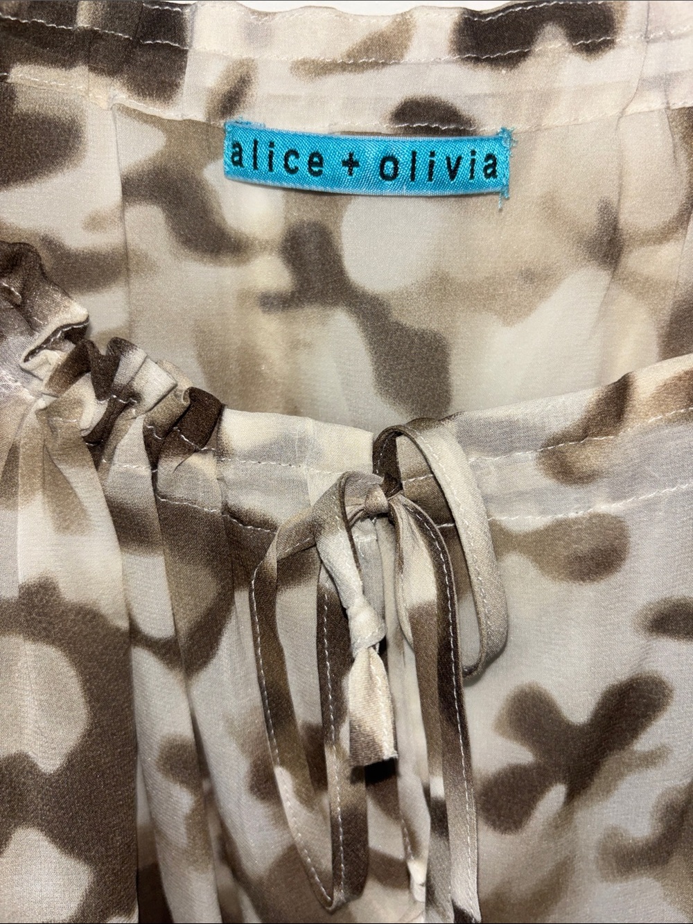 Alice + Olivia Silk Long Sleeve Blouse Tan Brown Print Ties Classy - Picture 3 of 5
